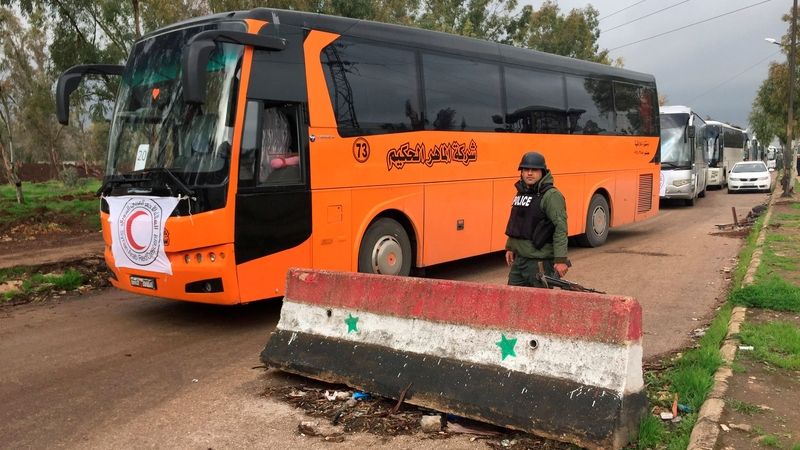 Autobusy připravené pro odcházející povstalce v syrském Homsu.
