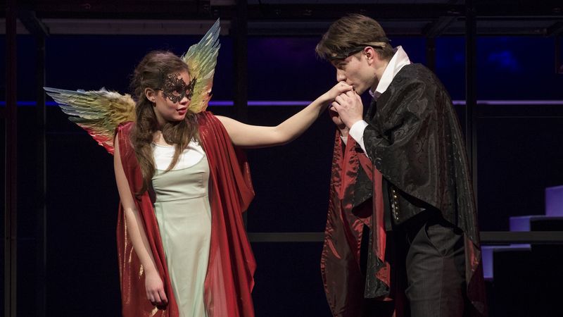 Sabina Rojková a Marek Lambora jako Julie a Romeo v novém nastudování slavné Shakespearovy tragédie v Divadle na Vinohradech.