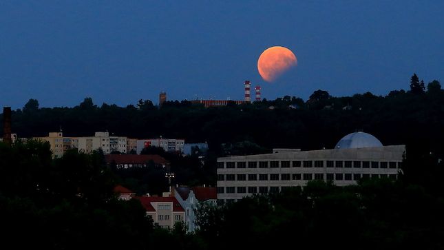 Částečné zatmění Měsíce z pražských Holešovic