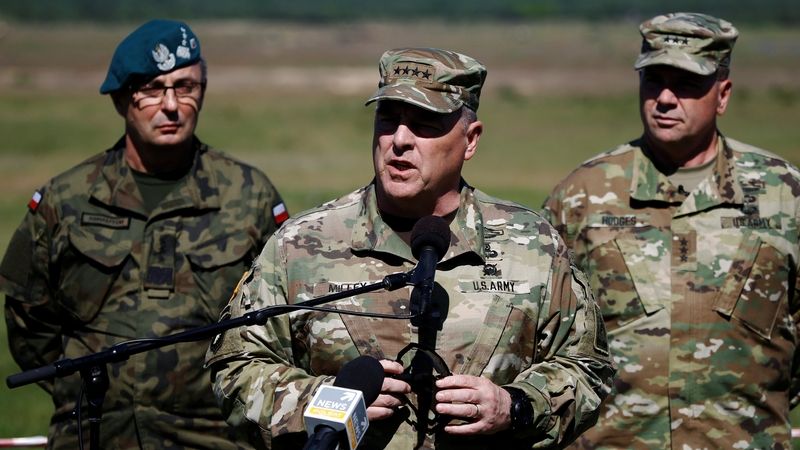 Zleva velitel polských ozbrojených sil Marek Tomaszycki, náčelník štábu americké armády Mark A. Milley a velitel amerických sil v Evropě Ben Hodges na tiskové konferenci během cvičení NATO Anakonda-16