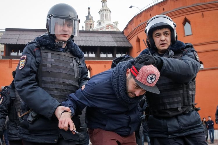 Pořádkové síly v Moskvě provádějí zákrok proti příznivci opozice při víkendových protestech.