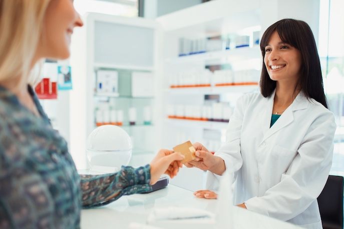 V lékárnách a drogeriích platí kartou ze 77 procent ženy.