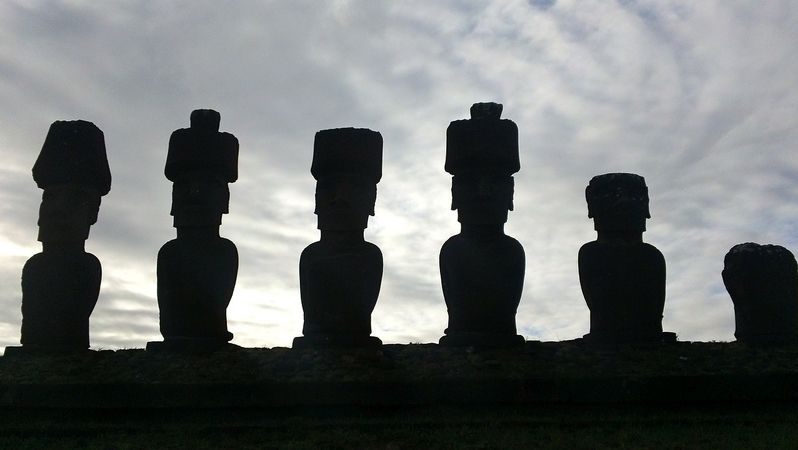 Některé sochy na Velikonočním ostrově mají „klobouky“. Podle některých teorií to ale jsou spíše účesy populární v době vzniku soch.