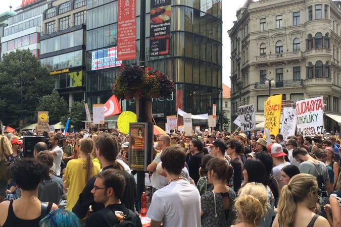 BEZ KOMENTÁŘE: Demonstrace na Václavském náměstí v Praze