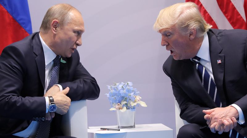 Ruský prezident Vladimir Putin se svým americkým protějškem Donaldem Trumpem