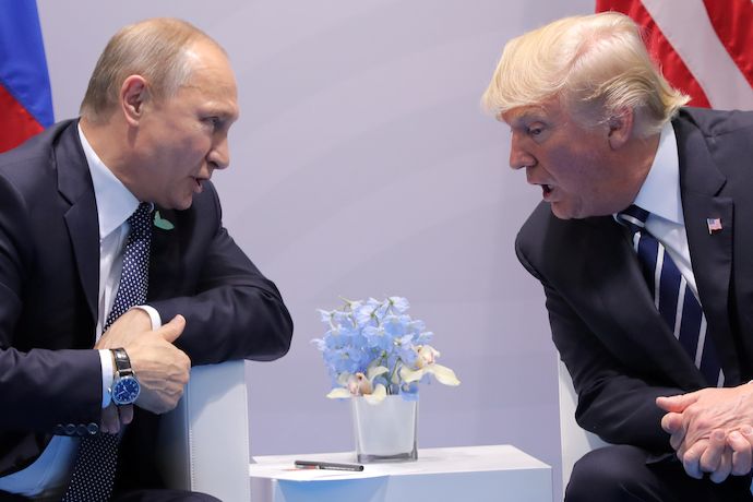 Ruský prezident Vladimir Putin se svým americkým protějškem Donaldem Trumpem