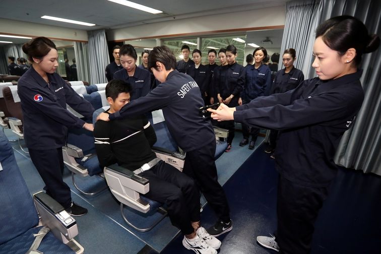 Posádka Korean Air nacvičuje zvládnutí výtržníka na palubě