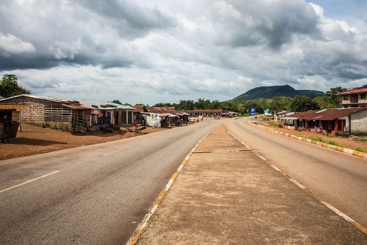 Liduprázdná ulice ve městě Moyamba nedaleko metropole Freetownu, kde byla kvůli ebole vyhlášená karanténa.