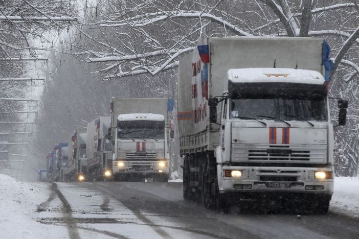 Ruské kamióny v Doněcku. Podle ruských médií jich tam přijelo šedesát, další čtyři desítky jich dorazily do Luhansku. Snímek z 30. listopadu 2014