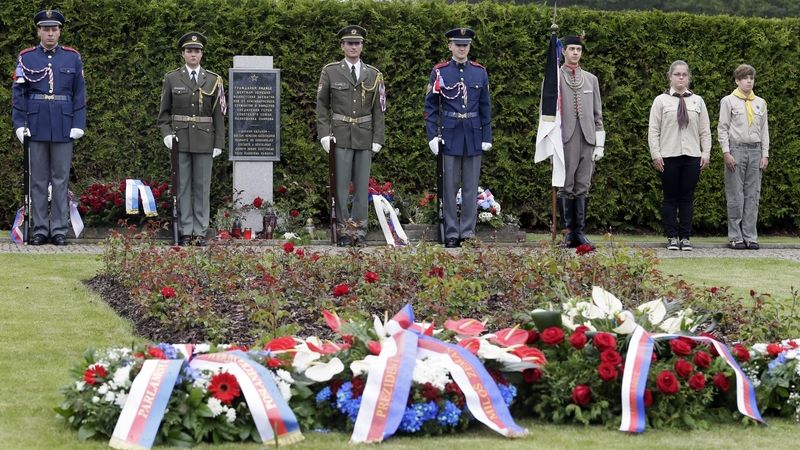 Věnce v Lidicích k uctění památky obětí nacistické zvůle