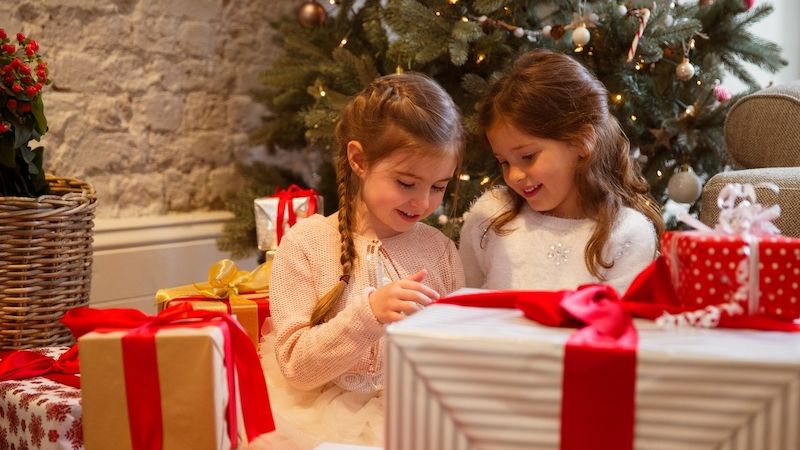 Naprostá většina dětí do 10 let věří, že jim dárky nosí Ježíšek.