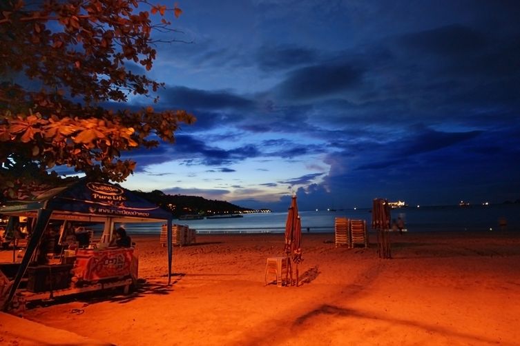 Že je tma? To nevadí, na plážích Phuketu to vypadá pořád nádherně.