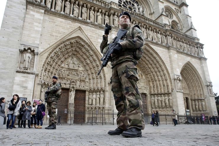 Francouzští vojáci hlídkují před katedrálou Notre Dame v Paříži