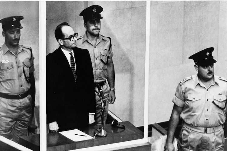 Adolf Eichmann vypovídal při procesu v jeruzalémské soudní síni v neprůstřelné kabině.
