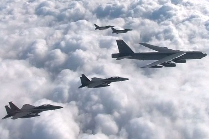 BEZ KOMENTÁŘE: Americký bombardér B-52 přeletěl nízko nad územím spojenecké Jižní Koreje