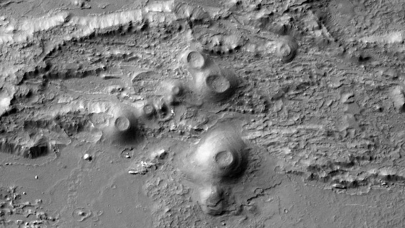 Skupina malých sopek a lávových proudů na dně Coprates Chasma, nejhlubší části Valles Marineris. Sopky jsou velmi podobné pozemským sypaným kuželům.
