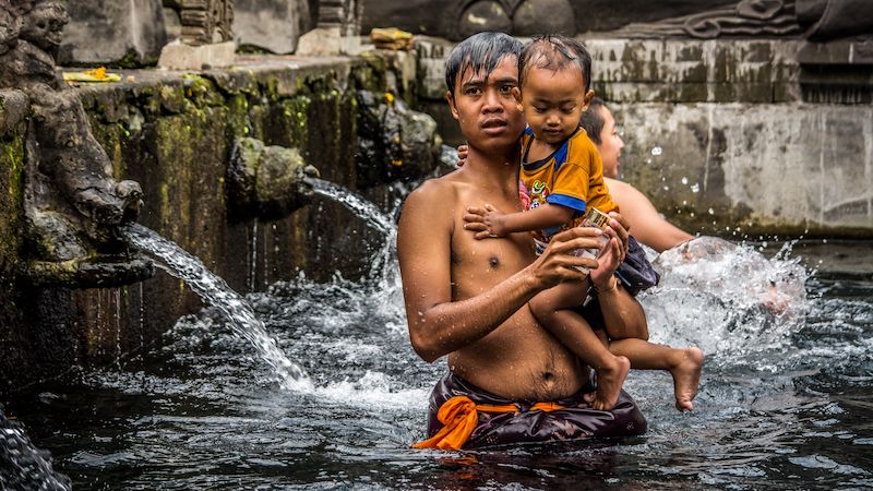 Ve vodním chrámu Tirta Empul podstupují věřící očistné rituály v jednom z nejspovátnějších pramenů na Bali.