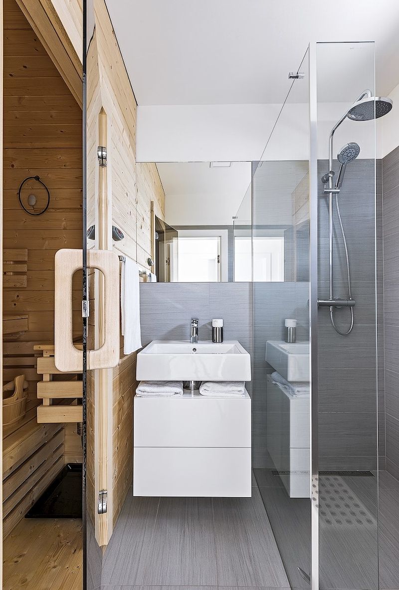 V přízemí domu mohou majitelé relaxovat v sauně, prostorný sprchový kout je příjemný bonus. 