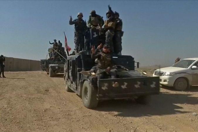 Iráčtí vojáci během postupu k letišti v Mosulu
