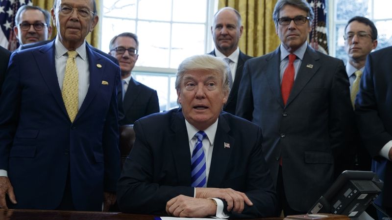 Prezident Donald Trump s ministrem obchodu Wilburem Rossem (vlevo) a ministrem energetiky Rickem Perrym oznamuje povolení stavět ropovod Keystone XL 