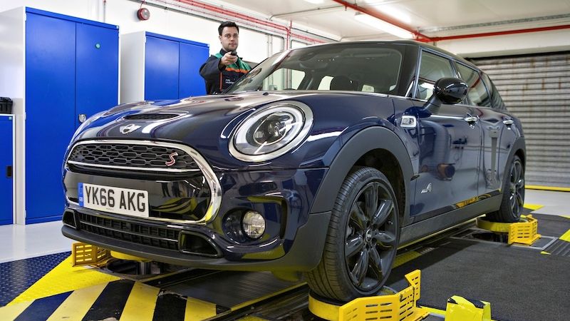Vůz Mini při kontrole v továrně u Oxfordu