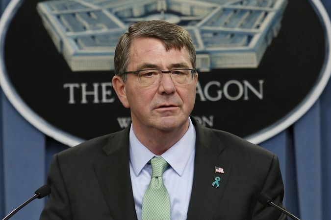 Americký ministr obrany Ash Carter na tiskové konferenci v Pentagonu