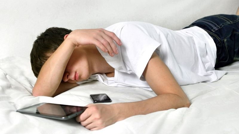Proč by člověk neměl těsně před spaním koukat do obrazovky počítače nebo mobilu?