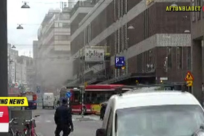 BEZ KOMENTÁŘE: Na místě útoku ve Stockholmu zasahují záchranáři