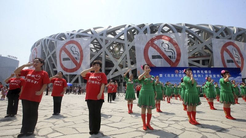 Číňané tančí před symboly se zákazem kouření v rámci jeho propagace 