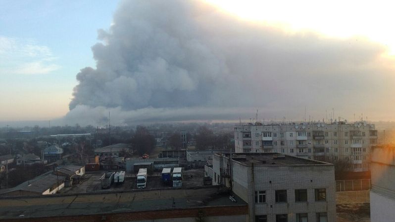 Kouř po explozi ve skaldu munice na zákaldně na Ukrajině 