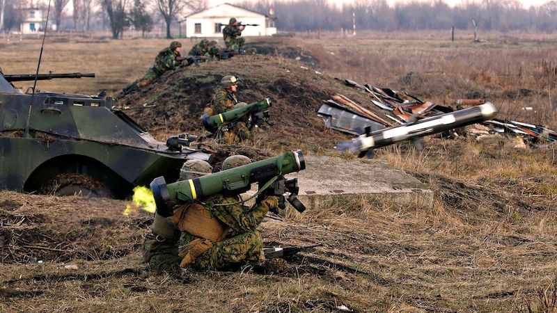 Američtí vojáci odpalují protitankovou raketu typu Javelin. 