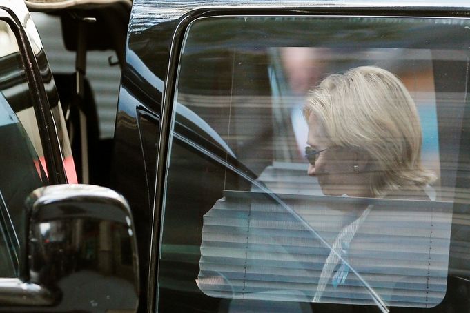 Hillary Clintonová předčasně opouští ceremonii