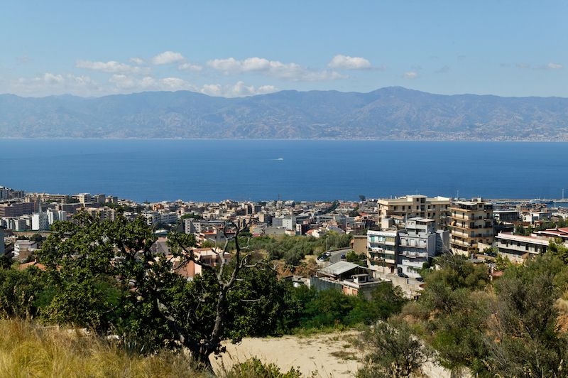Kalábrijské město Reggio di Calabria, na horizontu se rýsuje Sicílie.