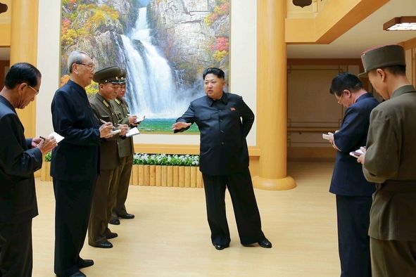 Severokorejský vůdce Kim Čong-un (uprostřed) udílí instrukce.