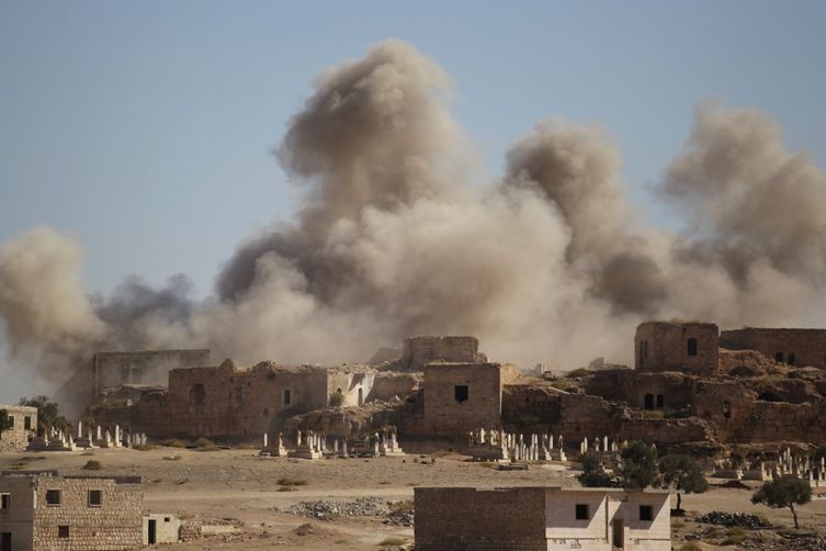 Bombardování rebely ovládaného Ma´arat an-Numánu v provincii Idlíb 