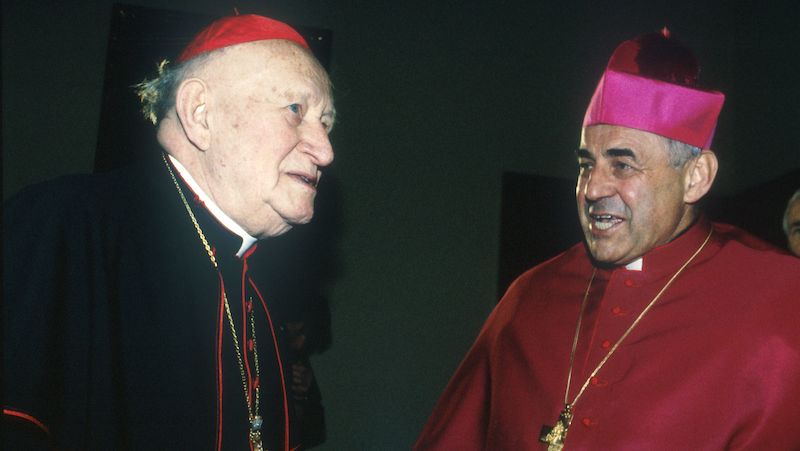 Miloslav Vlk se v roce 1991 jako nový pražský arcibiskup ujal svého úřadu při slavnostní bohoslužbě v katedrále sv. Víta. Na snímku s kardinálem Františkem Tomáškem (vlevo) během bohoslužby.
