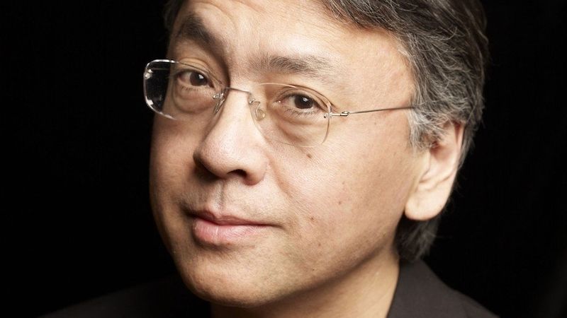 Kazuo Ishiguro vypadá podobně jako Murakami, ale není to Murakami.