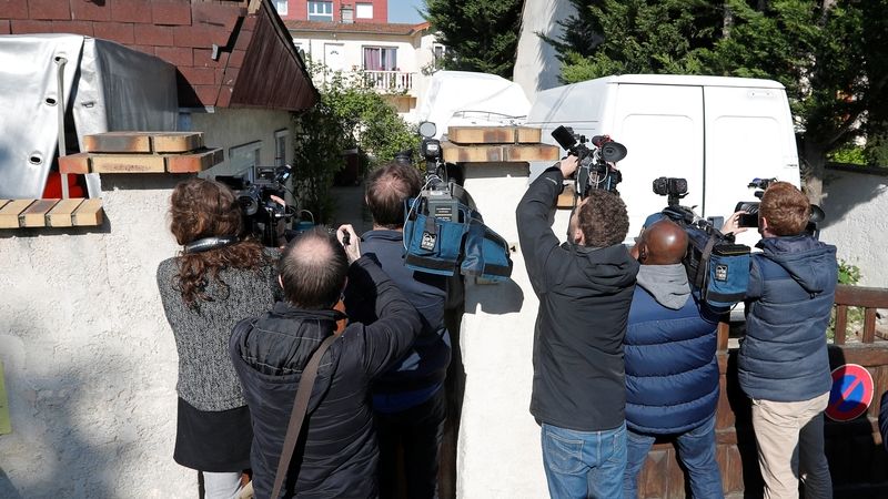 Francouzští novináři před domem střelce zabitého při incidentu na Champs-Élysées. Ilustrační foto