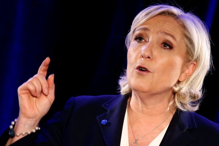 Kandidátka Národní fronty Marine Le Penová by podle sondáže agentury Elabe pro deník Les Echos získala v prvním kole 26 až 27 procent hlasů a vyhrála. Ve druhém kole by ale favoritkou nebyla. 