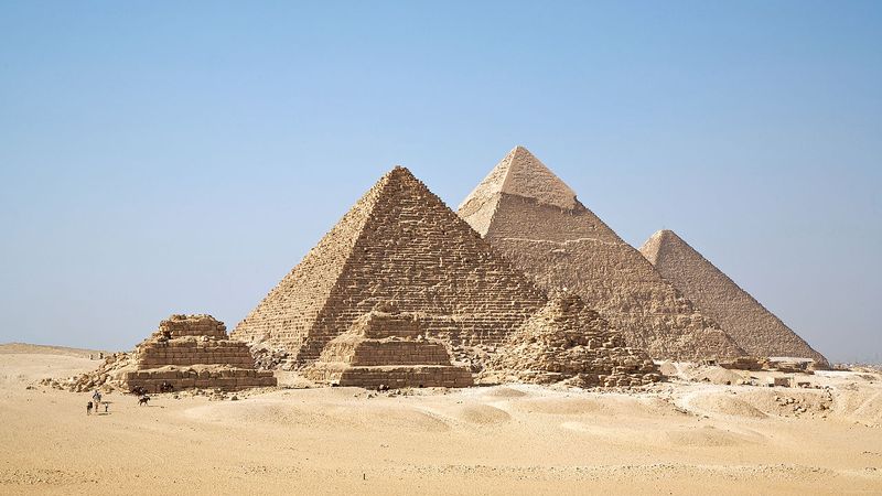 Velké pyramidy zleva: Menkaureova, Rachefova a Cheopsova. Kvůli základnám v různých výškách to tak nevypadá, ale ta vpravo je opravdu největší.
