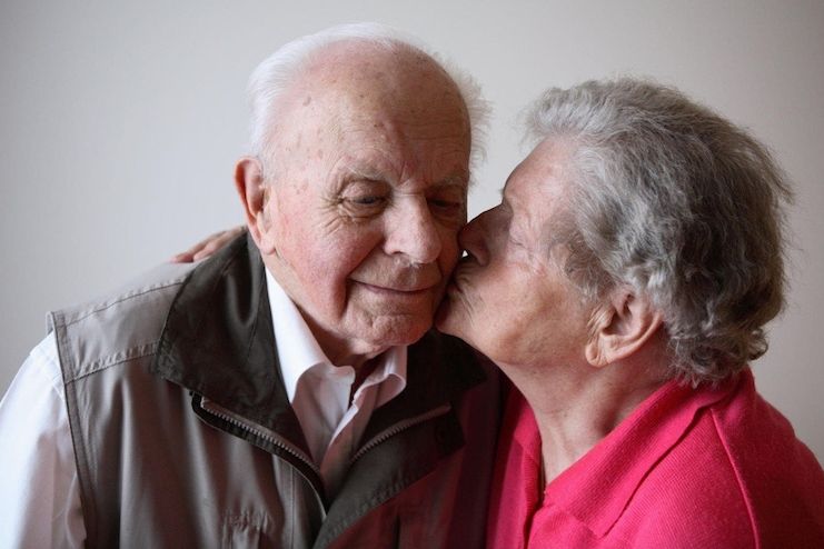 Mít vedle sebe ve stáří milujícího partnera je podle vědců jedním ze způsobů, jak snížit riziko výskytu Alzheimerovy choroby.
