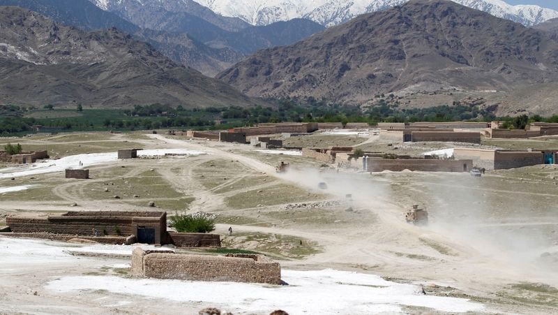 Vojáci USA v Afghánistánu hlídkují nedaleko místa, kam dopadla americká „matka všech bomb“. Ta zabila desítky islamistických radikálů
