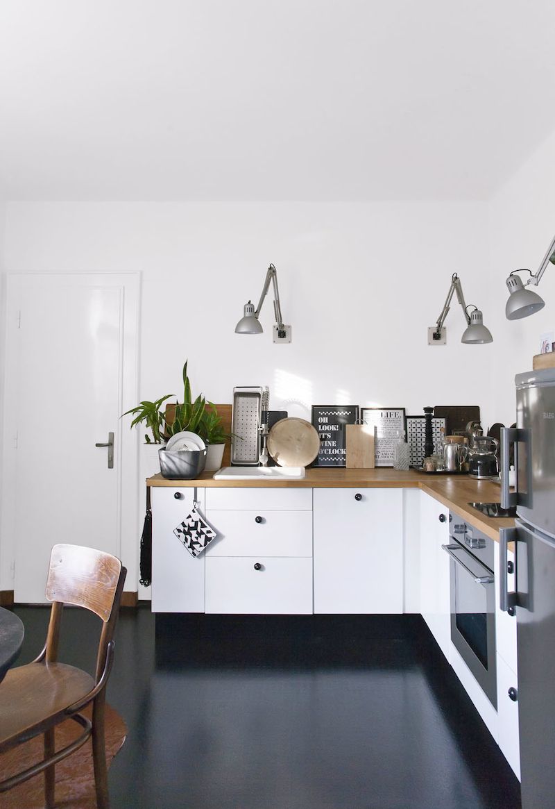 Majitelčiným patentem jsou stolní lampičky netradičně použité na stěně místo horních skříněk. Úložné prostory v kuchyni nechybí, neboť má v bytě velkou spíž.