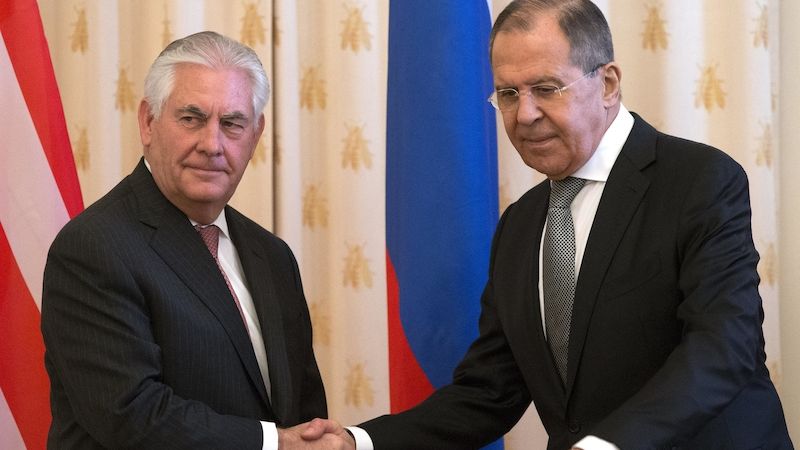 Ministři zahraničí Ruska a USA Sergej Lavrov (vpravo) a Rex Tillerson