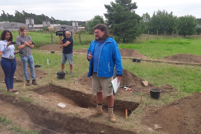 Archeolog Pavel Vařeka vedl výzkum na louce vedle vepřína v Letech.