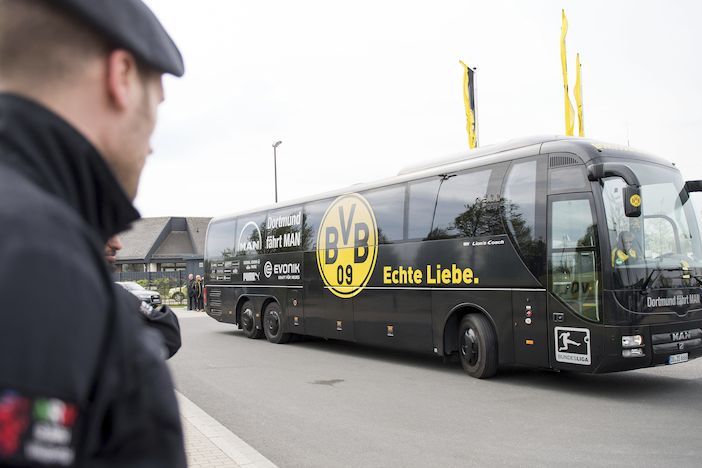 Němečtí policisté u jednoho z autobusů fotbalistů Borussie Dortmund
