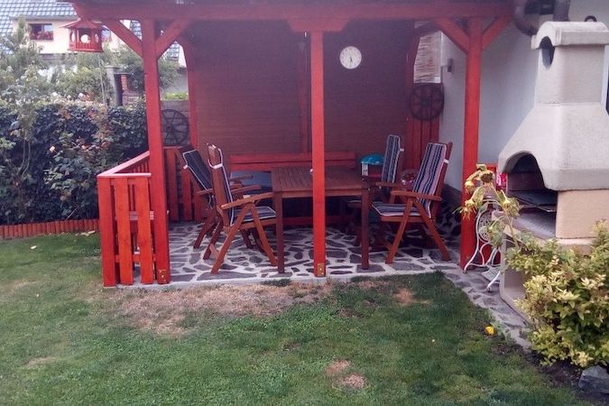 Majitelé si na zahradě postavili pergolu.