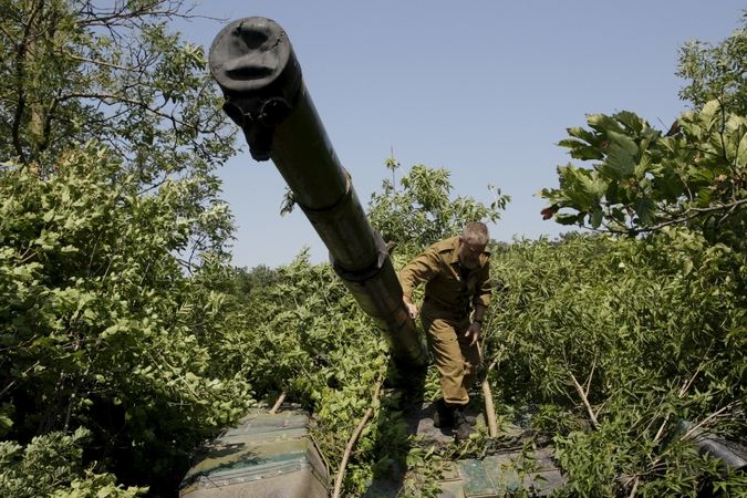 Doněcký separatista u zamaskovaného tanku u Zajceva na Donbasu 