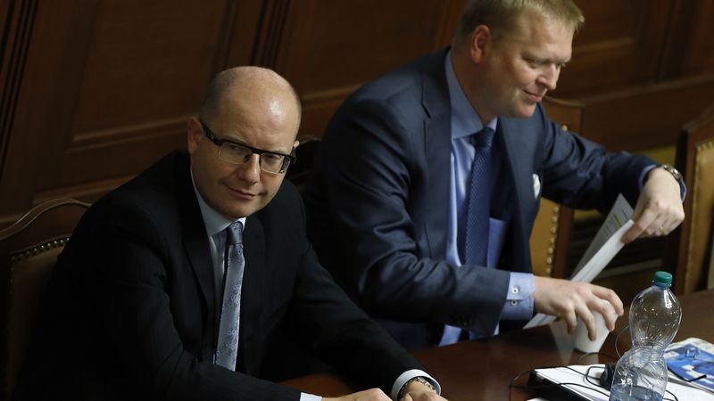 Premiér Bohuslav Sobotka a Pavel Bělobrádek na schůzi Sněmovny