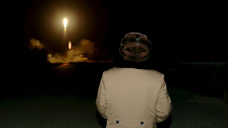 Severokorejský vůdce Kim Čong-un sleduje test rakety. Archivní snímek